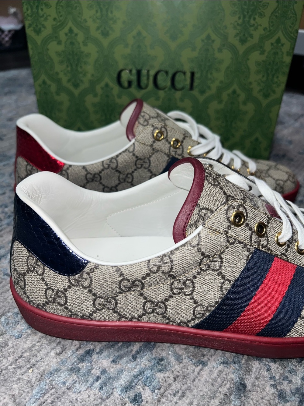 Gucci Beige GG Supreme Low-Top Sneakers with Red Trim - Picture 2 of 6